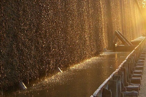 Ein großer Brunnen mit Wasser, das herabfließt