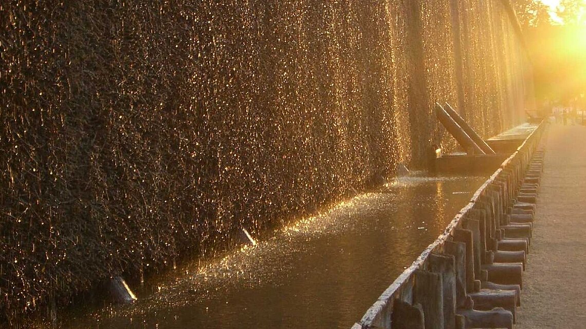 Ein großer Brunnen mit Wasser, das herabfließt