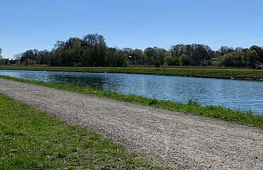 Weg entlang des Flusses